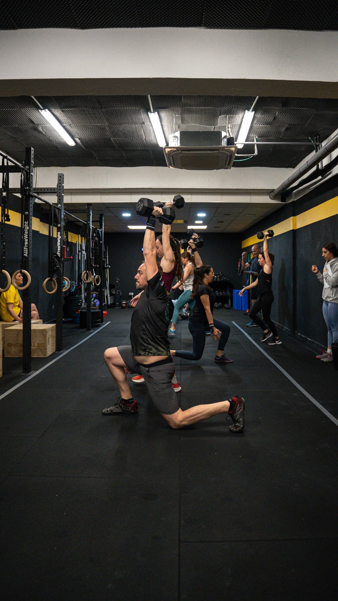 Grupo entrenando fuerza y movilidad en el centro de Palma