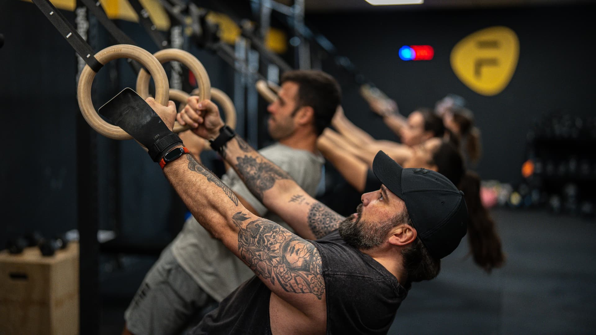 Sesión grupal de entrenamiento con anillas en FISIOFIT TRAINING